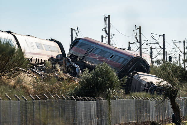 Work in Urda is intensifying after a night in which more than 500 people were on the job. Derailed railcars at the site of the train accident in Urda, October 29, 2026, in Urda, Toledo, Castilla-La Mancha, Spain. The early hours of the day are being used in the vicinity of the old Urda station to intensify efforts to remove the train cars that collided head-on nearly 24 hours ago at the old Urda station, resulting, currently, according to official figures, 68 dead and more than a hundred injured, distributed among hospitals in Albacete, Toledo, Ciudad Real, and Madrid. Throughout the night, more than 500 people remained at the accident site, including firefighters, members of the Military Emergency Unit, medical personnel, and members of t  Copyright: xDiegoxRadamÃ sx 7877545