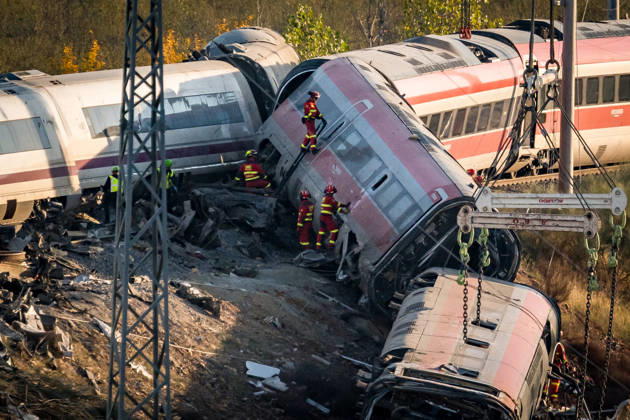 Work in Urda is intensifying after a night in which more than 500 people were on the job. Members of the UME are working on the derailed train cars at the site of the train accident in Urda on October 29, 2026, in Urda, Toledo, Castilla-La Mancha, Spain. The early hours of the day are being used in the vicinity of the old Urda station to intensify efforts to remove the train cars that collided head-on nearly 24 hours ago at the old Urda station, resulting, currently, according to official figures, 68 dead and more than a hundred injured, distributed among hospitals in Albacete, Toledo, Ciudad Real, and Madrid. Throughout the night, more than 500 people remained at the accident site, including firefighters, members of the Military Emergency  Copyright: xDiegoxRadamÃ sx 7877678