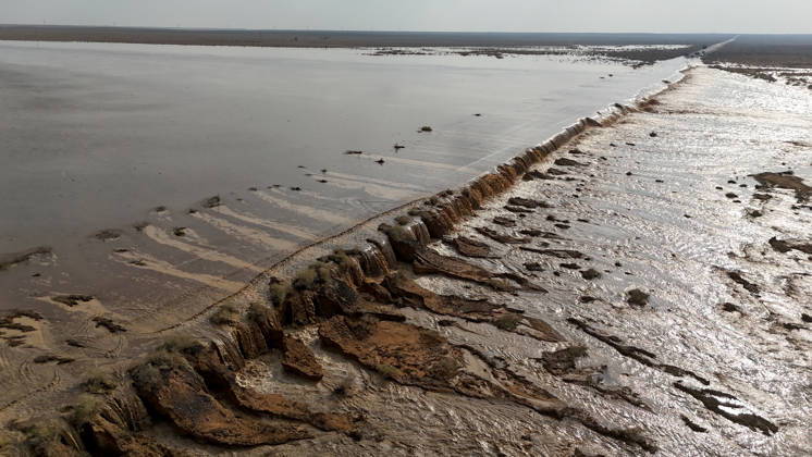 Floods kill 5, including 4 children, leave 5 missing in Syria DEIR EZ-ZOR, SYRIA - OCTOBER 29: Floodwaters cover sections of the main highway in Deir ez-Zor province, eastern Syria, following intense heavy rainfall on October 29, 2026. The flash flooding disrupted overland transportation across the region, leading to full and partial closures along key transit routes, including the M20 highway linking Deir ez-Zor to the capital, Damascus. Five people, including four children, were killed and five others are missing after heavy rainfall and flash floods hit several Syrian provinces, the Emergency and Disaster Management Ministry said Thursday. Ikrime el-Ali Anadolu Deir ez-zor Syria. Editorial use only. Please get in touch for any other us  Copyright: x2026xAnadoluxIkrimexel-Alix