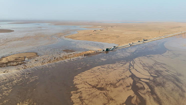 Floods kill 5, including 4 children, leave 5 missing in Syria DEIR EZ-ZOR, SYRIA - OCTOBER 29: Floodwaters cover sections of the main highway in Deir ez-Zor province, eastern Syria, following intense heavy rainfall on October 29, 2026. The flash flooding disrupted overland transportation across the region, leading to full and partial closures along key transit routes, including the M20 highway linking Deir ez-Zor to the capital, Damascus. Five people, including four children, were killed and five others are missing after heavy rainfall and flash floods hit several Syrian provinces, the Emergency and Disaster Management Ministry said Thursday. Ikrime el-Ali Anadolu Deir ez-zor Syria. Editorial use only. Please get in touch for any other us  Copyright: x2026xAnadoluxIkrimexel-Alix