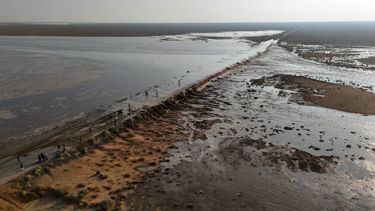 Floods kill 5, including 4 children, leave 5 missing in Syria DEIR EZ-ZOR, SYRIA - OCTOBER 29: Floodwaters cover sections of the main highway in Deir ez-Zor province, eastern Syria, following intense heavy rainfall on October 29, 2026. The flash flooding disrupted overland transportation across the region, leading to full and partial closures along key transit routes, including the M20 highway linking Deir ez-Zor to the capital, Damascus. Five people, including four children, were killed and five others are missing after heavy rainfall and flash floods hit several Syrian provinces, the Emergency and Disaster Management Ministry said Thursday. Ikrime el-Ali Anadolu Deir ez-zor Syria. Editorial use only. Please get in touch for any other us  Copyright: x2026xAnadoluxIkrimexel-Alix