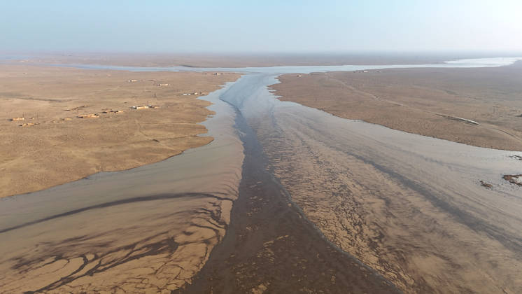 Floods kill 5, including 4 children, leave 5 missing in Syria DEIR EZ-ZOR, SYRIA - OCTOBER 29: Floodwaters cover sections of the main highway in Deir ez-Zor province, eastern Syria, following intense heavy rainfall on October 29, 2026. The flash flooding disrupted overland transportation across the region, leading to full and partial closures along key transit routes, including the M20 highway linking Deir ez-Zor to the capital, Damascus. Five people, including four children, were killed and five others are missing after heavy rainfall and flash floods hit several Syrian provinces, the Emergency and Disaster Management Ministry said Thursday. Ikrime el-Ali Anadolu Deir ez-zor Syria. Editorial use only. Please get in touch for any other us  Copyright: x2026xAnadoluxIkrimexel-Alix