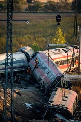 Work in Urda is intensifying after a night in which more than 500 people were on the job. Members of the UME are working on the derailed train cars at the site of the train accident in Urda on October 29, 2026, in Urda, Toledo, Castilla-La Mancha, Spain. The early hours of the day are being used in the vicinity of the old Urda station to intensify efforts to remove the train cars that collided head-on nearly 24 hours ago at the old Urda station, resulting, so far, according to official figures, of 68 dead and more than a hundred injured, who have been taken to hospitals in Albacete, Toledo, Ciudad Real, and Madrid. Throughout the night, more than 500 people remained at the accident site, including firefighters, members of the Military Emer  Copyright: xDiegoxRadamÃ sx 7877750