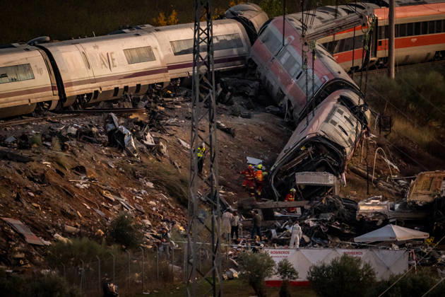 Work in Urda is intensifying after a night in which more than 500 people were on the job. Members of the UME are working on the derailed train cars at the site of the train accident in Urda on October 29, 2026, in Urda, Toledo, Castilla-La Mancha, Spain. The early hours of the day are being used in the vicinity of the old Urda station to intensify efforts to remove the train cars that collided head-on nearly 24 hours ago at the old Urda station, resulting, so far, according to official figures, 68 dead and more than a hundred injured, distributed among hospitals in Albacete, Toledo, Ciudad Real, and Madrid. Throughout the night, more than 500 people remained at the accident site, including firefighters, members of the Military Emergency Un  Copyright: xDiegoxRadamÃ sx 7877762