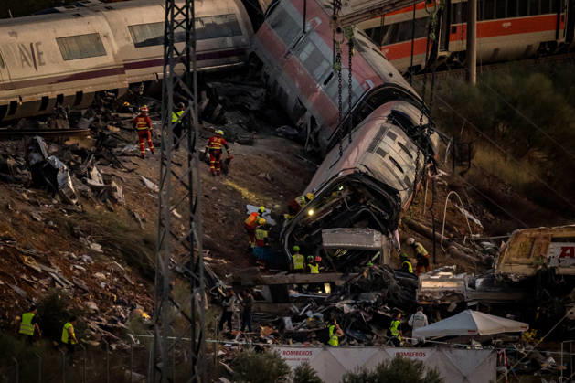 Work in Urda is intensifying after a night in which more than 500 people were on the job. Members of the UME are working on the derailed train cars at the site of the train accident in Urda on October 29, 2026, in Urda, Toledo, Castilla-La Mancha, Spain. The early hours of the day are being used in the vicinity of the old Urda station to intensify efforts to remove the train cars that collided head-on nearly 24 hours ago at the old Urda station, resulting, so far, according to official figures, 68 dead and more than a hundred injured, distributed among hospitals in Albacete, Toledo, Ciudad Real, and Madrid. Throughout the night, more than 500 people remained at the accident site, including firefighters, members of the Military Emergency Un  Copyright: xDiegoxRadamÃ sx 7877763