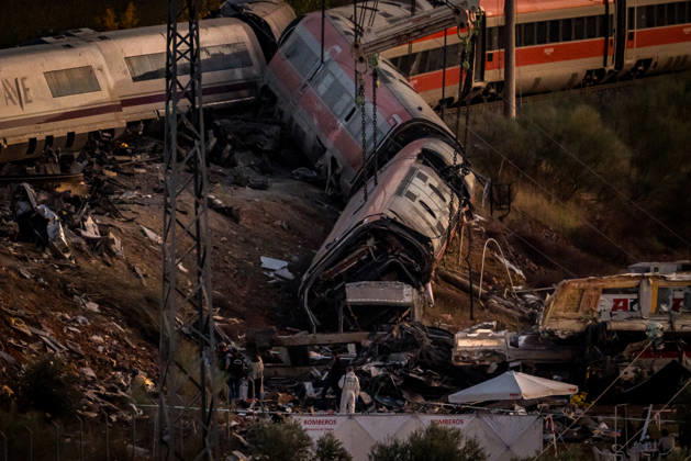 Work in Urda is intensifying after a night in which more than 500 people were on the job. Several crews are working on the derailed train cars at the site of the train accident in Urda on October 29, 2026, in Urda, Toledo, Castilla-La Mancha, Spain. The early hours of the day are being used in the vicinity of the old Urda station to intensify efforts to remove the train cars that collided head-on nearly 24 hours ago at the old Urda station, resulting, so far, according to official figures, of 68 dead and more than a hundred injured, who have been taken to hospitals in Albacete, Toledo, Ciudad Real, and Madrid. Throughout the night, more than 500 people remained at the accident site, including firefighters, members of the Military Emergency  Copyright: xDiegoxRadamÃ sx 7877791