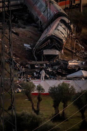 Work in Urda is intensifying after a night in which more than 500 people were on the job. Several crews are working on the derailed train cars at the site of the train accident in Urda on October 29, 2026, in Urda, Toledo, Castilla-La Mancha, Spain. The early hours of the day are being used in the vicinity of the old Urda station to intensify efforts to remove the train cars that collided head-on nearly 24 hours ago at the old Urda station, resulting, so far, according to official figures, of 68 dead and more than a hundred injured, who have been taken to hospitals in Albacete, Toledo, Ciudad Real, and Madrid. Throughout the night, more than 500 people remained at the accident site, including firefighters, members of the Military Emergency  Copyright: xDiegoxRadamÃ sx 7877792