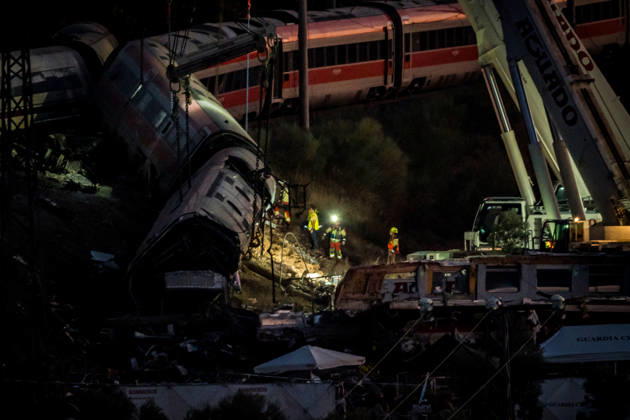 Work in Urda is intensifying after a night in which more than 500 people were on the job. Several crews are working on the derailed train cars at the site of the train accident in Urda on October 29, 2026, in Urda, Toledo, Castilla-La Mancha, Spain. The early hours of the day are being used in the vicinity of the old Urda station to intensify efforts to remove the train cars that collided head-on nearly 24 hours ago at the old Urda station, resulting, so far, according to official figures, of 68 dead and more than a hundred injured, who have been taken to hospitals in Albacete, Toledo, Ciudad Real, and Madrid. Throughout the night, more than 500 people remained at the accident site, including firefighters, members of the Military Emergency  Copyright: xDiegoxRadamÃ sx 7877793