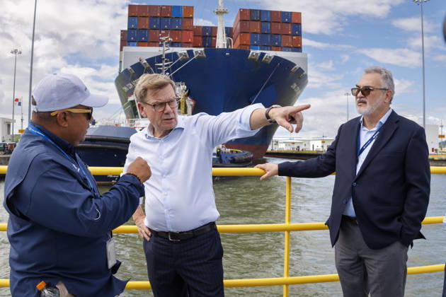Johann Wadephul (CDU), Federal Foreign Minister, visits Panama. Pictured here during a tour of the Panama Canal locks while a container ship passes through the lock. Panama City, October 29, 2026. Photographed on behalf of the Federal Foreign Office. Panama City, Panama Copyright: xThomasxImox