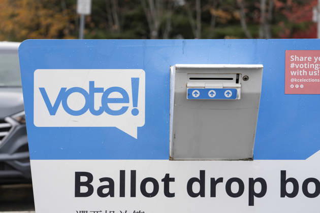 October 29, 2026, Renton, Washington, USA: A ballot drop box stands in the parking lot of the King County Elections office in Renton, Washington, USA, on Thu., Oct. 29, 2026. Approximately 98% of votes cast in Washington state are mail-in ballots. Renton USA - ZUMAb344 20261029_znp_b344_007 Copyright: xM.xScottxBrauerx