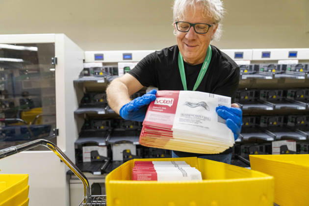 October 29, 2026, Renton, Washington, USA: Workers organize envelopes filled with voted ballots after a machine opens the envelopes in a secure room as 2026 mid-term election ballots are opened and counted at the King County Elections office in Renton, Washington, USA, on Thu., Oct. 29, 2026. Approximately 98% of votes cast in Washington state are mail-in ballots. Renton USA - ZUMAb344 20261029_znp_b344_012 Copyright: xM.xScottxBrauerx