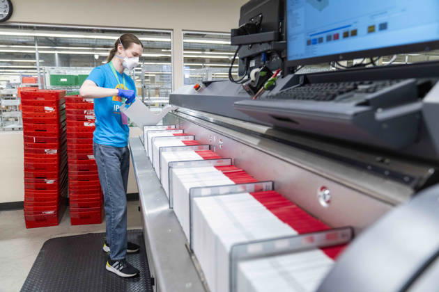 October 29, 2026, Renton, Washington, USA: Workers organize envelopes filled with voted ballots after a machine opens the envelopes in a secure room as 2026 mid-term election ballots are opened and counted at the King County Elections office in Renton, Washington, USA, on Thu., Oct. 29, 2026. Approximately 98% of votes cast in Washington state are mail-in ballots. Renton USA - ZUMAb344 20261029_znp_b344_015 Copyright: xM.xScottxBrauerx