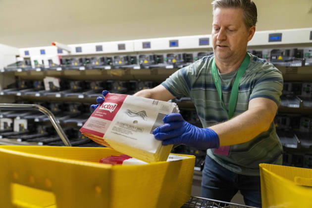 October 29, 2026, Renton, Washington, USA: Workers organize envelopes filled with voted ballots after a machine opens the envelopes in a secure room as 2026 mid-term election ballots are opened and counted at the King County Elections office in Renton, Washington, USA, on Thu., Oct. 29, 2026. Approximately 98% of votes cast in Washington state are mail-in ballots. Renton USA - ZUMAb344 20261029_znp_b344_023 Copyright: xM.xScottxBrauerx