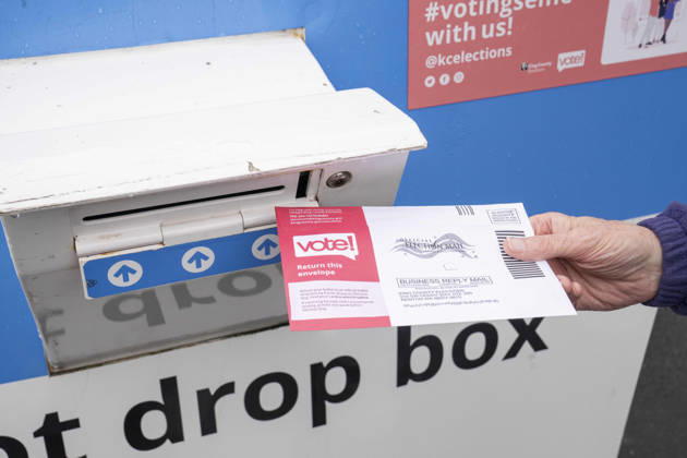 October 29, 2026, Renton, Washington, USA: A man places his ballot in a ballot drop box in the parking lot of the King County Elections office in Renton, Washington, USA, on Thu., Oct. 29, 2026. Approximately 98% of votes cast in Washington state are mail-in ballots. Renton USA - ZUMAb344 20261029_znp_b344_026 Copyright: xM.xScottxBrauerx