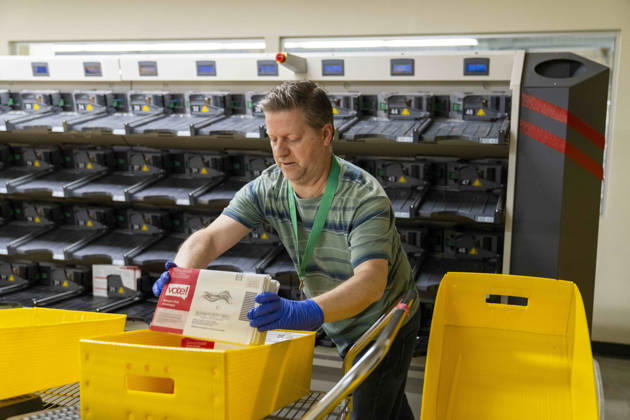 October 29, 2026, Renton, Washington, USA: Workers organize envelopes filled with voted ballots after a machine opens the envelopes in a secure room as 2026 mid-term election ballots are opened and counted at the King County Elections office in Renton, Washington, USA, on Thu., Oct. 29, 2026. Approximately 98% of votes cast in Washington state are mail-in ballots. Renton USA - ZUMAb344 20261029_znp_b344_037 Copyright: xM.xScottxBrauerx