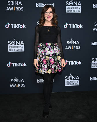 October 29, 2026, Los Angeles, California, USA: American singer-songwriter, musician, author and actress LISA LOEB, 58, attends 2026 (Songwriters of North America) SONA Awards. Los Angeles USA  - ZUMAb173 20261029_aap_b173_056 Copyright: xBillyxBennightx