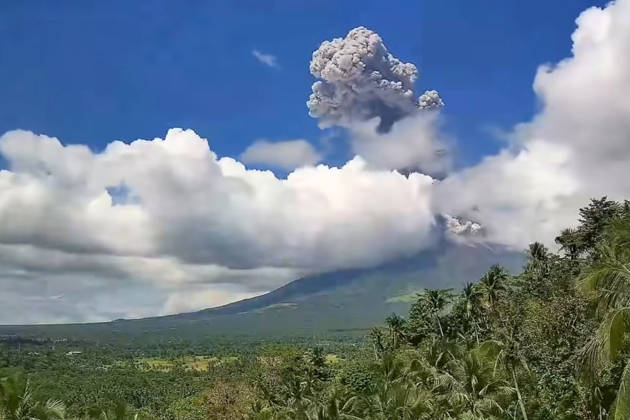 Philippine Mayon Volcano erupted, sending ashes to 3000m high ALBAY, PHILIPPINES - OCTOBER 30: (----EDITORIAL USE ONLY - MANDATORY CREDIT - PHIVOLOCS HANDOUT - NO MARKETING NO ADVERTISING CAMPAIGNS - DISTRIBUTED AS A SERVICE TO CLIENTS----) The Mayon Volcano erupted on October 30 local time, sending grey ashes 3000 meters into the sky, in Malilipot, Albay, Philippines, on October 30, 2026. Authorities have raised the alert to Level 3, indicating an increased possibility of hazardous eruption, following the moderately explosive eruption earlier today. PHIVOLOCS Handout Anadolu Albay Philippines. Editorial use only. Please get in touch for any other usage. Copyright: x2026xAnadoluxPHIVOLOCSx xHandoutx