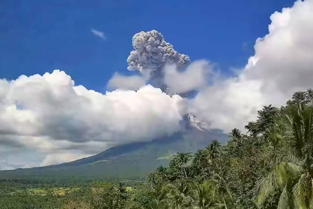 Philippine Mayon Volcano erupted, sending ashes to 3000m high ALBAY, PHILIPPINES - OCTOBER 30: (----EDITORIAL USE ONLY - MANDATORY CREDIT - PHIVOLOCS HANDOUT - NO MARKETING NO ADVERTISING CAMPAIGNS - DISTRIBUTED AS A SERVICE TO CLIENTS----) The Mayon Volcano erupted on October 30 local time, sending grey ashes 3000 meters into the sky, in Malilipot, Albay, Philippines, on October 30, 2026. Authorities have raised the alert to Level 3, indicating an increased possibility of hazardous eruption, following the moderately explosive eruption earlier today. PHIVOLOCS Handout Anadolu Albay Philippines. Editorial use only. Please get in touch for any other usage. Copyright: x2026xAnadoluxPHIVOLOCSx xHandoutx