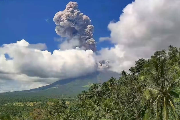 Philippine Mayon Volcano erupted, sending ashes to 3000m high ALBAY, PHILIPPINES - OCTOBER 30: (----EDITORIAL USE ONLY - MANDATORY CREDIT - PHIVOLOCS HANDOUT - NO MARKETING NO ADVERTISING CAMPAIGNS - DISTRIBUTED AS A SERVICE TO CLIENTS----) The Mayon Volcano erupted on October 30 local time, sending grey ashes 3000 meters into the sky, in Malilipot, Albay, Philippines, on October 30, 2026. Authorities have raised the alert to Level 3, indicating an increased possibility of hazardous eruption, following the moderately explosive eruption earlier today. PHIVOLOCS Handout Anadolu Albay Philippines. Editorial use only. Please get in touch for any other usage. Copyright: x2026xAnadoluxPHIVOLOCSx xHandoutx