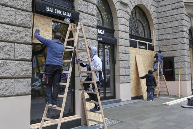 Berlin, Germany, October 30, 2026 Kurfürstendamm Security measures ahead of Gen Z protests: Tradespeople are installing protective barriers and wooden panels on storefronts and entrances. Numerous business owners are barricading their stores in anticipation of the announced Gen Z proteststo prevent potential damage from riots Copyright: xdtsxNachrichtenagenturx dts_141190