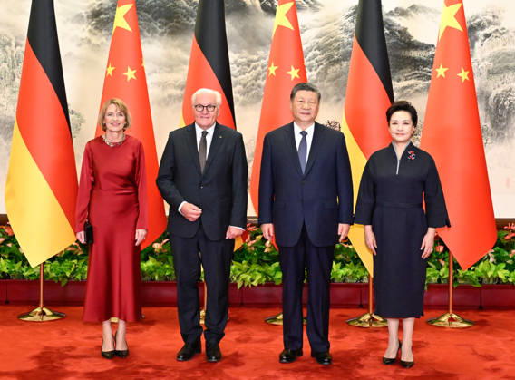 (261030) -- BEIJING, Oct. 30, 2026 -- Chinese President Xi Jinping and his wife Peng Liyuan pose for a group photo with German President Frank-Walter Steinmeier and his wife Elke Budenbender prior to the talks between Xi and Steinmeier at the Great Hall of the People in Beijing, capital of China, Oct. 30, 2026. Xi held talks with Steinmeier, who is on a state visit to China, in Beijing on Friday. ) CHINA-BEIJING-XI JINPING-GERMAN PRESIDENT-TALKS (CN) ShenxHong 