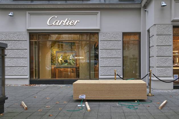 Berlin, Germany, October 30, 2026: Security measures on Kurfürstendamm ahead of Gen Z protests. Workers are installing protective barriers and wooden panels on the storefronts and entrances of shops in Berlin. Numerous business owners are boarding up their stores in anticipation of the announced Gen Z proteststo prevent potential damage from riots Copyright: xdtsxNachrichtenagenturx dts_141195