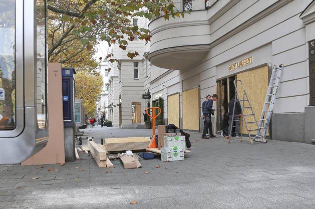 Berlin, Germany, October 30, 2026: Security measures on Kurfürstendamm ahead of Gen Z protests. Workers are installing protective barriers and wooden panels on the storefronts and entrances of shops in Berlin. Numerous business owners are boarding up their stores in anticipation of the announced Gen Z proteststo prevent potential damage from riots Copyright: xdtsxNachrichtenagenturx dts_141199