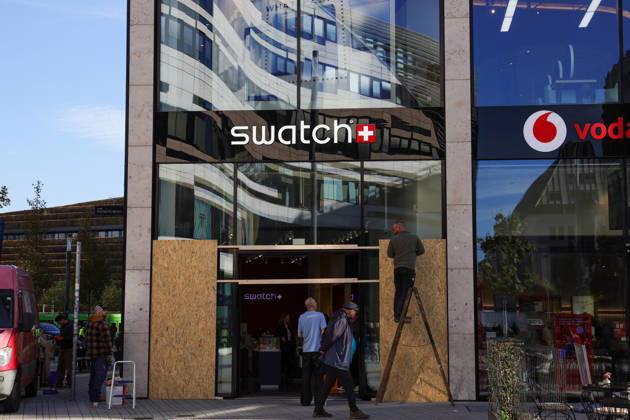 October 30, 2026, Germany, North Rhine-Westphalia, Society, Demonstrations, Barricading of the Swatch Store ahead of the Gen Z demonstration on October 31, 2026, in Düsseldorf, Gen Z, Demo, Protest, Burglary protection, Protection against looting, Germany Copyright: xD.xKerlekin SnowfieldxPhotographyx SF301026DemoD1
