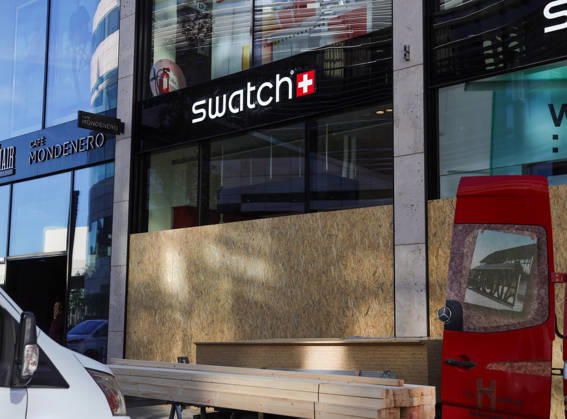 October 30, 2026, Germany, North Rhine-Westphalia, Society, Demonstrations, Barricading of the Swatch Store ahead of the Gen Z demonstration on October 31, 2026, in Düsseldorf, Gen Z, Demo, Protest, Burglary protection, Protection against looting, Germany Copyright: xD.xKerlekin SnowfieldxPhotographyx SF301026DemoD2
