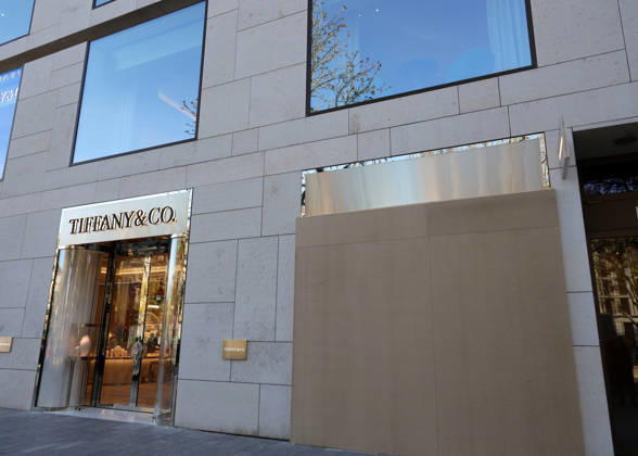 October 30, 2026, Germany, North Rhine-Westphalia, Society, Demonstrations, Barricades at the Tiffany & Co. store ahead of the Gen Z demonstration on October 31, 2026, in Düsseldorf, Gen Z, Demo, Protest, Burglary protection, Protection against looting, Germany Copyright: xD.xKerlekin SnowfieldxPhotographyx SF301026DemoD7