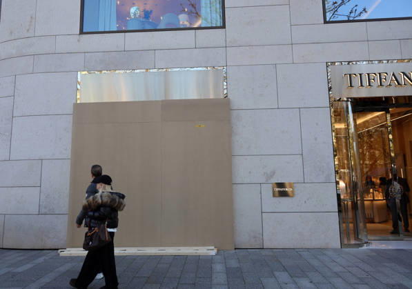 October 30, 2026, Germany, North Rhine-Westphalia, Society, Demonstrations, Barricades at the Tiffany & Co. store ahead of the Gen Z demonstration on October 31, 2026, in Düsseldorf, Gen Z, Demo, Protest, Burglary protection, Protection against looting, Germany Copyright: xD.xKerlekin SnowfieldxPhotographyx SF301026DemoD8