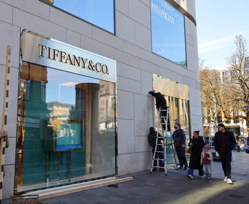 October 30, 2026, Germany, North Rhine-Westphalia, Society, Demonstrations, Barricades at the Tiffany & Co. store ahead of the Gen Z demonstration on October 31, 2026, in Düsseldorf, Gen Z, Demonstration, Protest, Burglary protection, Protection against looting, Germany Copyright: xD.xKerlekin SnowfieldxPhotographyx SF301026DemoD10