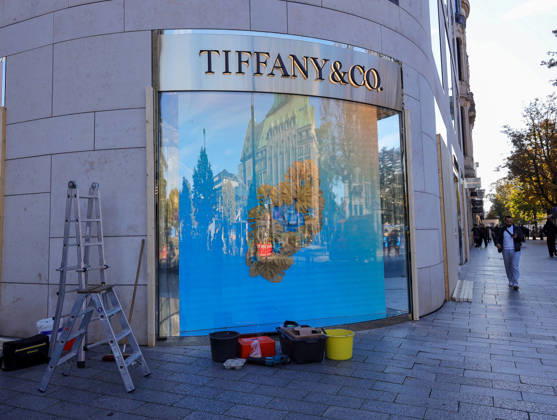 October 30, 2026, Germany, North Rhine-Westphalia, Society, Demonstrations, Barricades at the Tiffany & Co. store ahead of the Gen Z demonstration on October 31, 2026, in Düsseldorf, Gen Z, Demonstration, Protest, Burglary protection, Protection against looting, Germany Copyright: xD.xKerlekin SnowfieldxPhotographyx SF301026DemoD11