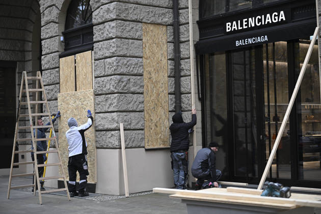 Stores in Berlin board Up windows ahead of nationwide youth protests??????? BERLIN, GERMANY - OCTOBER 30: Some shops take precautionary security measures ahead of youth demonstrations planned nationwide tomorrow by the initiative Gen Z regelt (Gen Z Takes Charge) in Berlin, Germany on October 30, 2026. Storefronts along the city s famous Kurfurstendamm shopping street are covered with wooden panels to prevent potential damage. Halil Sagirkaya Anadolu Berlin Germany. Editorial use only. Please get in touch for any other usage.  Copyright: x2026xAnadoluxHalilxSagirkayax