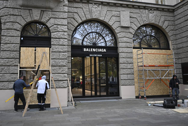 Stores in Berlin board Up windows ahead of nationwide youth protests??????? BERLIN, GERMANY - OCTOBER 30: Some shops take precautionary security measures ahead of youth demonstrations planned nationwide tomorrow by the initiative Gen Z regelt (Gen Z Takes Charge) in Berlin, Germany on October 30, 2026. Storefronts along the city s famous Kurfurstendamm shopping street are covered with wooden panels to prevent potential damage. Halil Sagirkaya Anadolu Berlin Germany. Editorial use only. Please get in touch for any other usage.  Copyright: x2026xAnadoluxHalilxSagirkayax