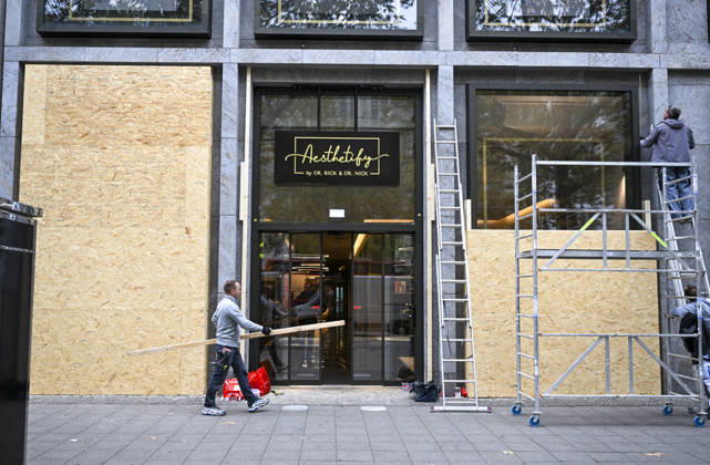 Stores in Berlin board Up windows ahead of nationwide youth protests??????? BERLIN, GERMANY - OCTOBER 30: Some shops take precautionary security measures ahead of youth demonstrations planned nationwide tomorrow by the initiative Gen Z regelt (Gen Z Takes Charge) in Berlin, Germany on October 30, 2026. Storefronts along the city s famous Kurfurstendamm shopping street are covered with wooden panels to prevent potential damage. Halil Sagirkaya Anadolu Berlin Germany. Editorial use only. Please get in touch for any other usage.  Copyright: x2026xAnadoluxHalilxSagirkayax