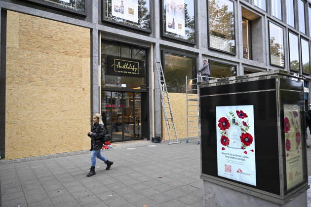 Stores in Berlin board Up windows ahead of nationwide youth protests??????? BERLIN, GERMANY - OCTOBER 30: Some shops take precautionary security measures ahead of youth demonstrations planned nationwide tomorrow by the initiative Gen Z regelt (Gen Z Takes Charge) in Berlin, Germany on October 30, 2026. Storefronts along the city s famous Kurfurstendamm shopping street are covered with wooden panels to prevent potential damage. Halil Sagirkaya Anadolu Berlin Germany. Editorial use only. Please get in touch for any other usage.  Copyright: x2026xAnadoluxHalilxSagirkayax