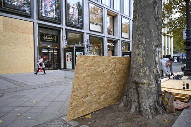 Stores in Berlin board Up windows ahead of nationwide youth protests??????? BERLIN, GERMANY - OCTOBER 30: Some shops take precautionary security measures ahead of youth demonstrations planned nationwide tomorrow by the initiative Gen Z regelt (Gen Z Takes Charge) in Berlin, Germany on October 30, 2026. Storefronts along the city s famous Kurfurstendamm shopping street are covered with wooden panels to prevent potential damage. Halil Sagirkaya Anadolu Berlin Germany. Editorial use only. Please get in touch for any other usage.  Copyright: x2026xAnadoluxHalilxSagirkayax