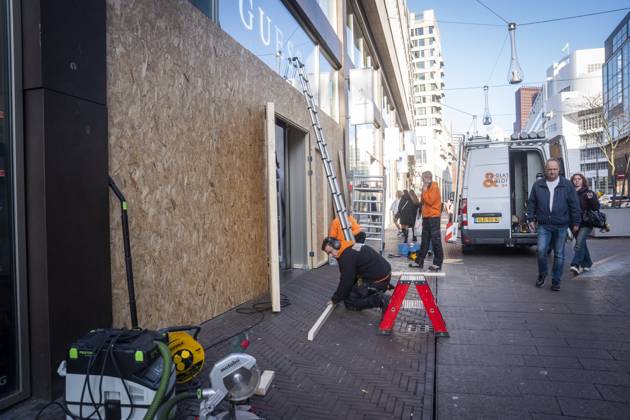 THE HAGUE - The GUESS shop window is being boarded up as a precaution against potential riots and looting. Shared messages are circulating among young people calling for riots in several Dutch cities this coming weekend, under the name Generation Z Protest. JEROEN JUMELET ANP netherlands out - belgium out  Copyright: xx x574102770x originalFilename: 574102770.jpg
