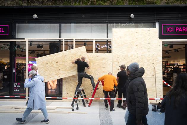 THE HAGUE - The window of Ici Paris XL is being boarded up as a precaution against potential riots and looting. Shared messages are circulating among young people calling for riots in several Dutch cities this coming weekend, under the name Generation Z Protest. JEROEN JUMELET ANP netherlands out - belgium out  Copyright: xx x574102917x originalFilename: 574102917.jpg