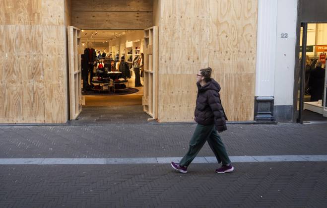 THE HAGUE - The Tommy Hilfiger shop window has been boarded up as a precaution against potential riots and looting. Shared messages are circulating among young people calling for riots in several Dutch cities this coming weekend, under the name Generation Z Protest. JEROEN JUMELET ANP netherlands out - belgium out  Copyright: xx x574103183x originalFilename: 574103183.jpg