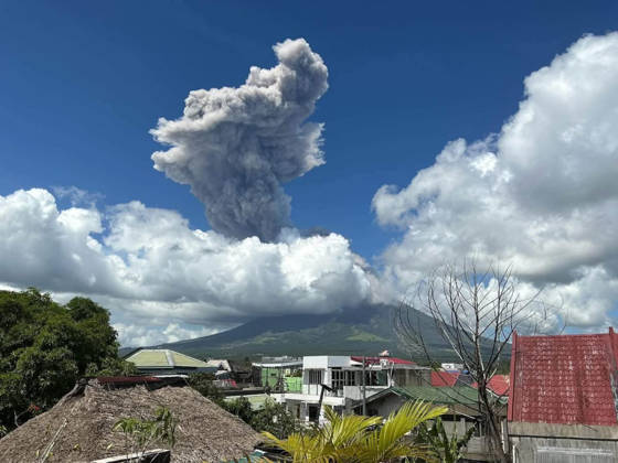 Philippine Mayon Volcano erupted, sending ashes to 3000m high ALBAY, PHILIPPINES - OCTOBER 30: (----EDITORIAL USE ONLY - MANDATORY CREDIT - PHILIPPINE RED CROSS HANDOUT - NO MARKETING NO ADVERTISING CAMPAIGNS - DISTRIBUTED AS A SERVICE TO CLIENTS----) The Mayon Volcano erupted on October 30 local time, sending grey ashes 3000 meters into the sky, in Malilipot, Albay, Philippines, on October 30, 2026. Authorities have raised the alert to Level 3, indicating an increased possibility of hazardous eruption, following the moderately explosive eruption earlier today. Philippine Red Cross Handout Anadolu Albay Philippines. Editorial use only. Please get in touch for any other usage. Copyright: x2026xAnadoluxPhilippinexRedxCrossx xHandoutx