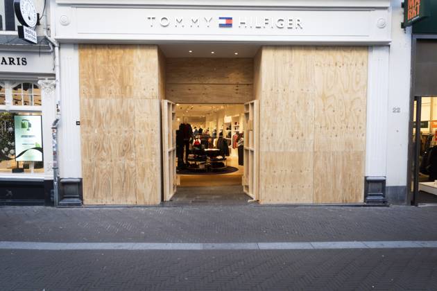 THE HAGUE - The Tommy Hilfiger shop window has been boarded up as a precaution against potential riots and looting. Shared messages are circulating among young people calling for riots in several Dutch cities this coming weekend, under the name Generation Z Protest. JEROEN JUMELET ANP netherlands out - belgium out  Copyright: xx x574103200x originalFilename: 574103200.jpg