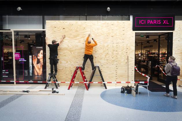 THE HAGUE - The window of Ici Paris XL is being boarded up as a precaution against potential riots and looting. Shared messages are circulating among young people calling for riots in several Dutch cities this coming weekend, under the name Generation Z Protest. JEROEN JUMELET ANP netherlands out - belgium out  Copyright: xx x574103246x originalFilename: 574103246.jpg