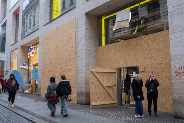 October 30, 2026, Leipzig, Saxony, Germany: Businesses in Leipzig s city centre board up shop windows and entrances on October 30, 2026, ahead of a Generation Z demonstration scheduled for the following day. The protest, organised under the slogan Gen Z regelt! Solidarität mit den Protestierenden in Frankreich!, is expected to bring around 2,500 participants to the city centre. Several retailers have installed protective wooden panels amid concerns among local business owners and residents about possible violence, vandalism and looting, following reports of unrest during youth-led protests in France and Italy. Leipzig police have announced a major security operation but stated that there is currently no evidence suggesting that the s - ZUMAc291 20261030_zip_c291_001 Copyright: xMariaxCastrox