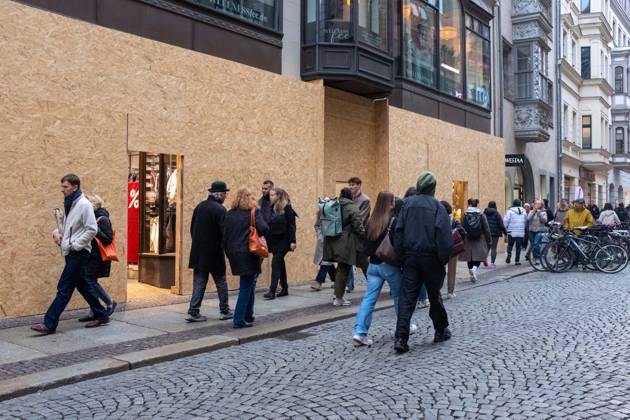 October 30, 2026, Leipzig, Saxony, Germany: Businesses in Leipzig s city centre board up shop windows and entrances on October 30, 2026, ahead of a Generation Z demonstration scheduled for the following day. The protest, organised under the slogan Gen Z regelt! Solidarität mit den Protestierenden in Frankreich!, is expected to bring around 2,500 participants to the city centre. Several retailers have installed protective wooden panels amid concerns among local business owners and residents about possible violence, vandalism and looting, following reports of unrest during youth-led protests in France and Italy. Leipzig police have announced a major security operation but stated that there is currently no evidence suggesting that the s - ZUMAc291 20261030_zip_c291_002 Copyright: xMariaxCastrox