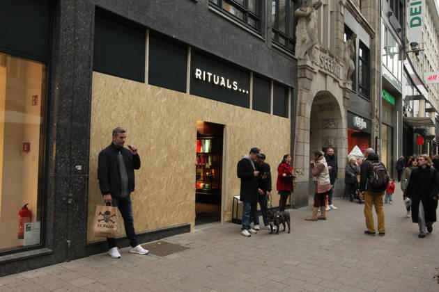 Rituals store on Spitalerstraße. The store s windows were barricaded with wooden panels out of fear of vandalism during Saturday s Gen Z demonstration in downtown Hamburg. Hamburg s Old Town