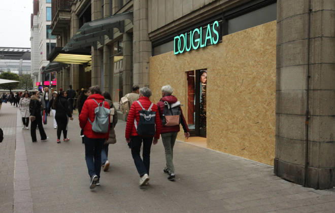 Douglas store on Spitalerstraße. The store s windows were barricaded with wooden panels out of fear of vandalism during Saturday s Gen Z demonstration in downtown Hamburg. Hamburg s Old Town