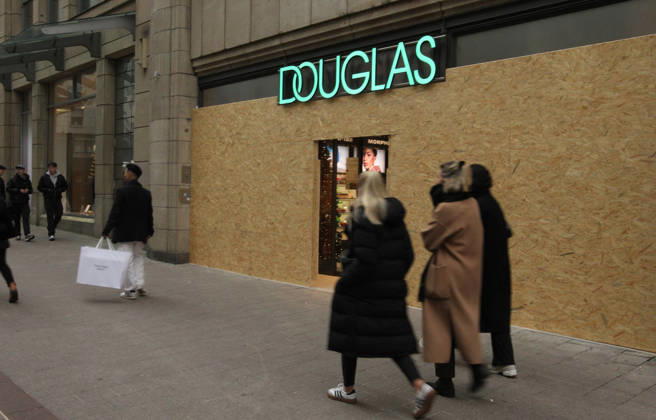 Douglas store on Spitalerstraße. The store s windows were barricaded with wooden panels out of fear of vandalism during Saturday s Gen Z demonstration in downtown Hamburg. Hamburg s Old Town