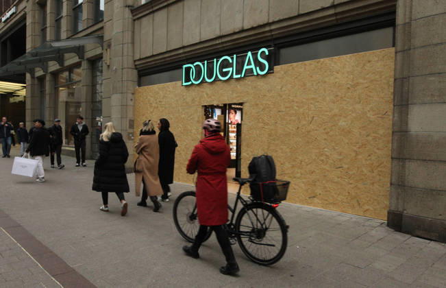 Douglas store on Spitalerstraße. The store s windows were barricaded with wooden panels out of fear of vandalism during Saturday s Gen Z demonstration in downtown Hamburg. Hamburg s Old Town